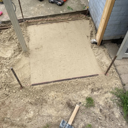 Forberedelse af flisegrund ved komposithegn ved indgang i Bramming.