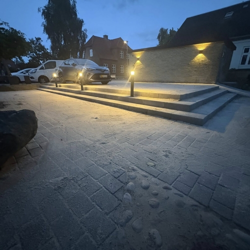 Brolægning ved trappe og parkeringsplads med indbygget belysning i Bramming.