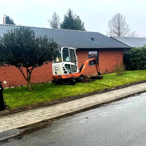 Gravemaskine klargør området til belægning af indkørsel med fliser i Gørding.