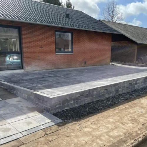 Hævet terrasse med flot ny flisebelægning ved indkørsel i Gørding.