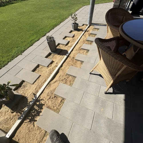 Flisearbejde med udlægning af nye terrassefliser i Bramming.