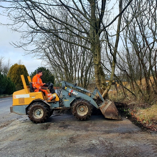 Haveservice med minilæsser til rydning af grønt område i Gørding.