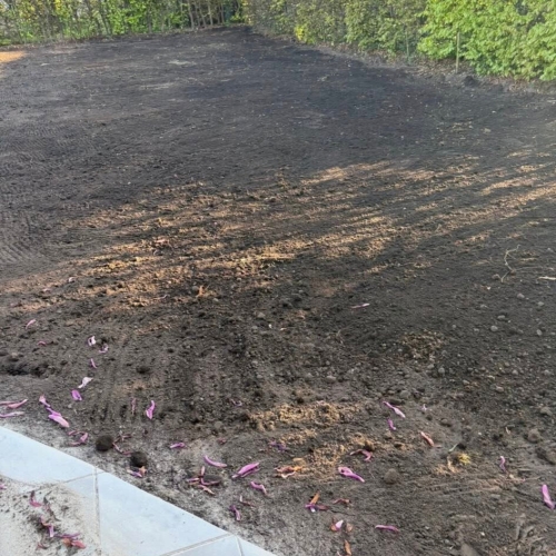 Haveanlæg i Ribe med jævnet jordområde klar til ny græsplæne.