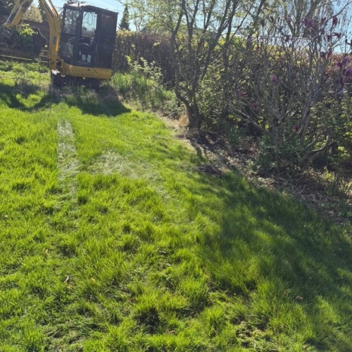 Haveanlæg i Ribe med gravemaskine til klargøring af ny græsplæne.