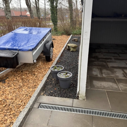 Detalje af flisearbejde og dræn ved carporten – belægning af indkørsel i Bramming.