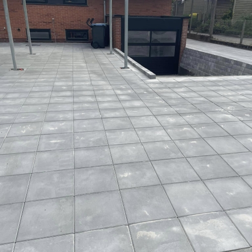 Professionel belægning af indkørsel i Vejen, inkl. carport og fliser hele vejen.