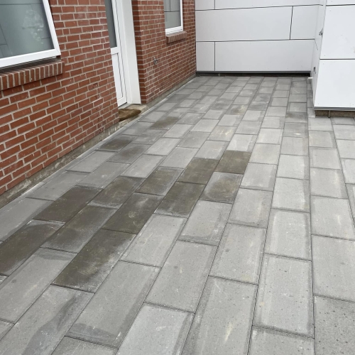 Flisearbejde færdiggjort ved facade i Esbjerg med ensartet belægning.