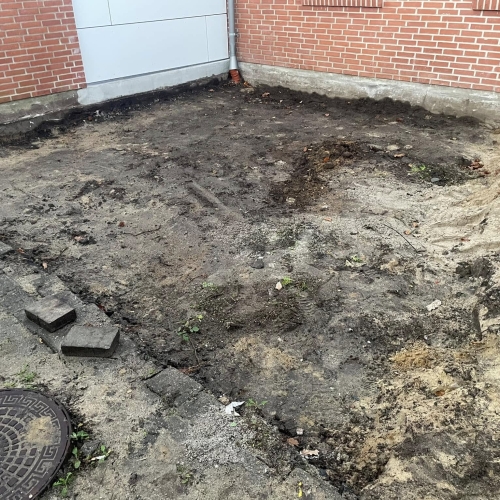 Opmålt og ryddet område klar til flisearbejde foran huset i Esbjerg.