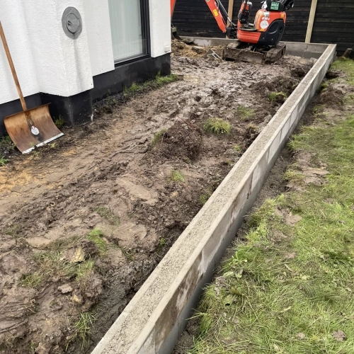 Flisearbejde under opbygning, udgravning og kantsten til ny terrasse.