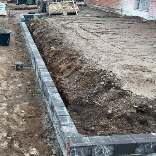 Kantsten og forberedelse til flisebelægning af indkørsel i Gørding.
