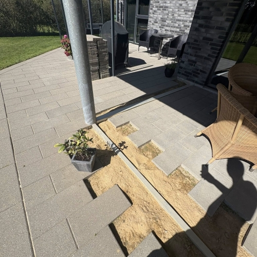 Flisearbejde med tilpasning af fliser omkring stolper og terrasse i Bramming.