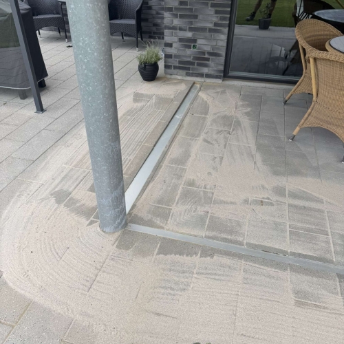 Færdigt flisearbejde med sandfyldning mellem fliser på terrasse i Bramming.