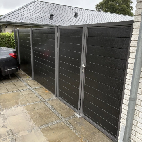 Nyt sort komposithegn med låge opsat ved indkørsel i Esbjerg.