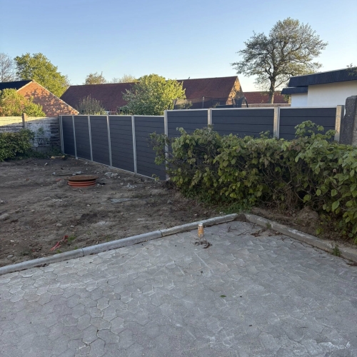 Lækkert komposithegn opsat som afskærmning i have i Esbjerg.