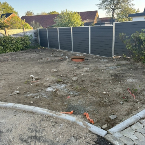 Komposithegn giver privatliv ved nyanlagt gårdsplads i Esbjerg.