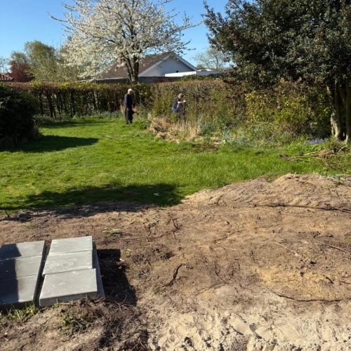 Haveanlæg i Ribe med klargøring af jord og beskæring før ny græsplæne.