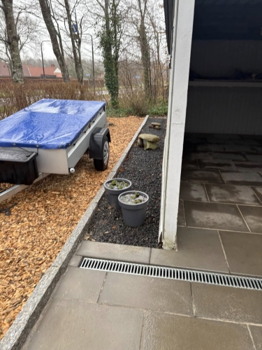 Detalje af flisearbejde og dræn ved carporten – belægning af indkørsel i Bramming.