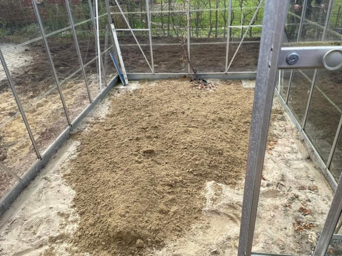 Forberedelse til flisearbejde med sand underlag i drivhus i Esbjerg.