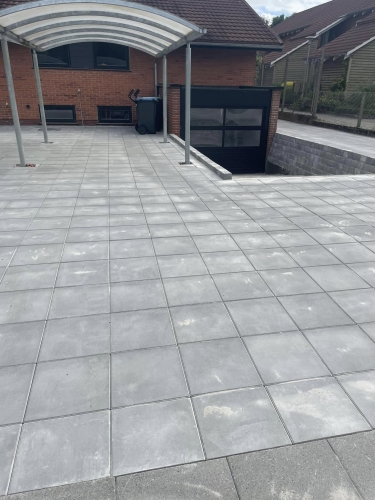 Professionel belægning af indkørsel i Vejen, inkl. carport og fliser hele vejen.