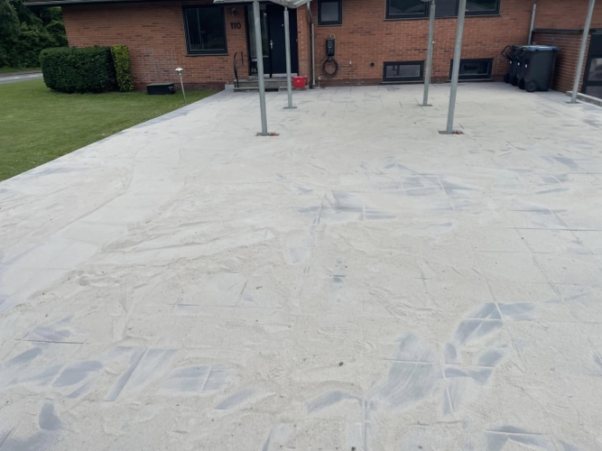 Nybelagt indkørsel i Vejen med fugesand som afsluttende finish.