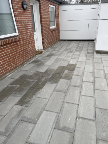Flisearbejde færdiggjort ved facade i Esbjerg med ensartet belægning.