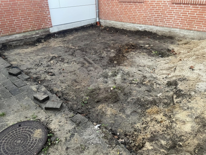 Opmålt og ryddet område klar til flisearbejde foran huset i Esbjerg.