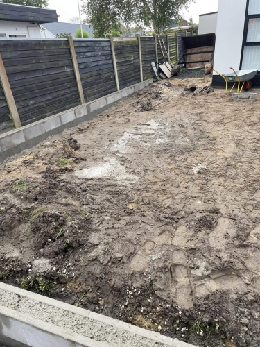 Forberedelse til flisearbejde, udgravning og opmåling til ny terrasse i Esbjerg.