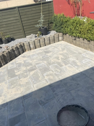  Oversigt over ny terrasse med ensartet flisearbejde i Gørding.