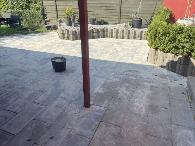 Nyt flisearbejde set fra overdækket terrasse i Gørding.