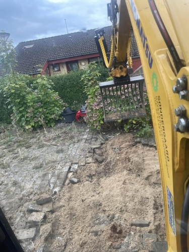 Oprydning og fjernelse af gammel terrasse før etablering af ny fliseterrasse.