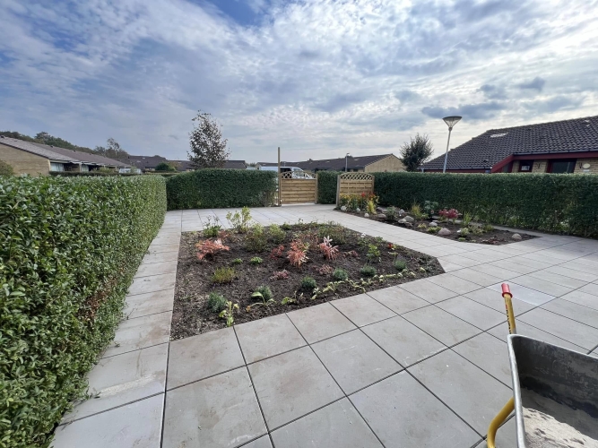 Nyanlagt fliseterrasse med midterbed – flisearbejde i Bramming 