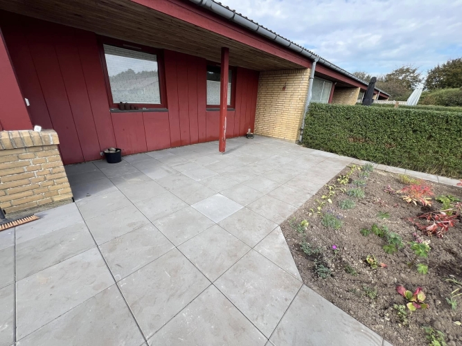 Ny fliseterrasse foran husfacade – flisearbejde i Bramming 
