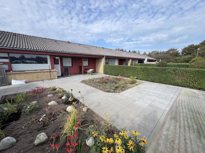 Flisearbejde omkring bed i stor have – Bramming 
