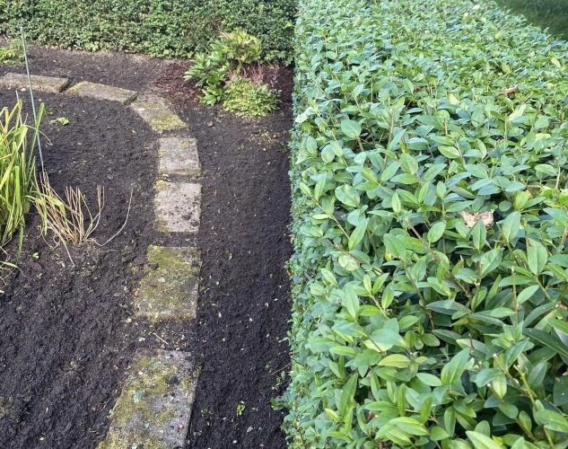 Haveanlæg med jordforberedelse og beplantning – klar til sæsonstart.