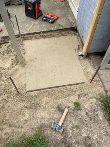 Forberedelse af flisegrund ved komposithegn ved indgang i Bramming.