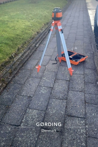 Opmåling til belægning af indkørsel i Gørding – lasermåler på stativ bruges til præcis opmåling.