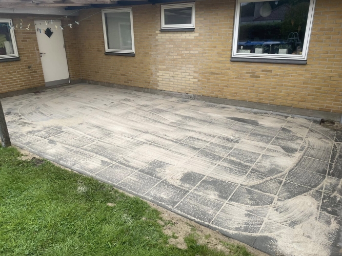 Ny fliseterrasse med fugesand, klar til brug.