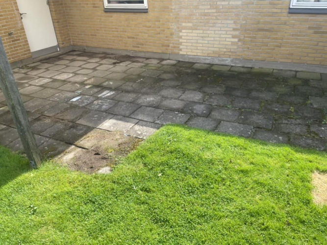 Ældre fliseterrasse inden udskiftning med ny terrasse.