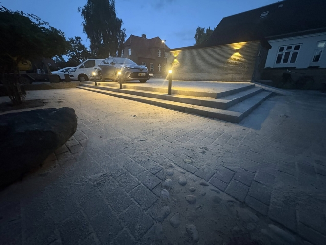 Brolægning ved trappe og parkeringsplads med indbygget belysning i Bramming.