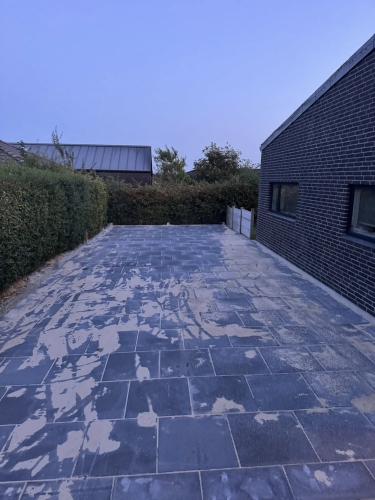 Nylagt belægning af indkørsel med fliser og fugesand.