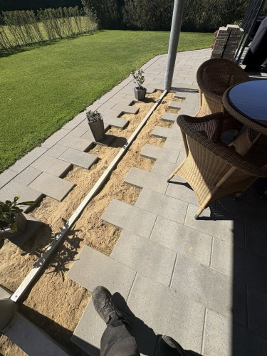 Flisearbejde med udlægning af nye terrassefliser i Bramming.
