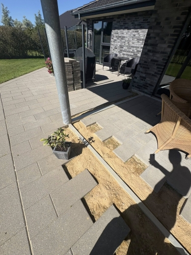Flisearbejde med tilpasning af fliser omkring stolper og terrasse i Bramming.