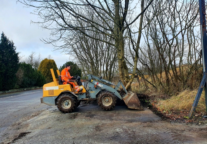 Haveservice med minilæsser til rydning af grønt område i Gørding.