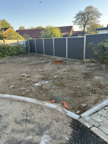 Komposithegn giver privatliv ved nyanlagt gårdsplads i Esbjerg.