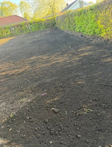 Haveanlæg i Ribe med planeret jord klar til ny græsplæne.