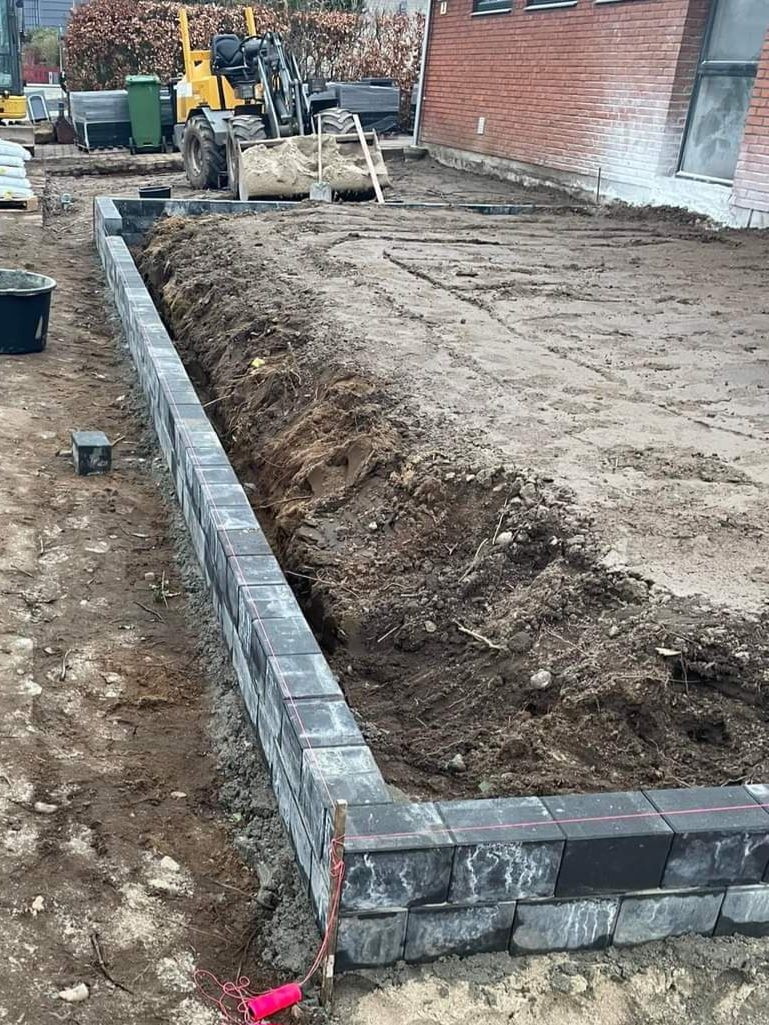 Kantsten og forberedelse til flisebelægning af indkørsel i Gørding.